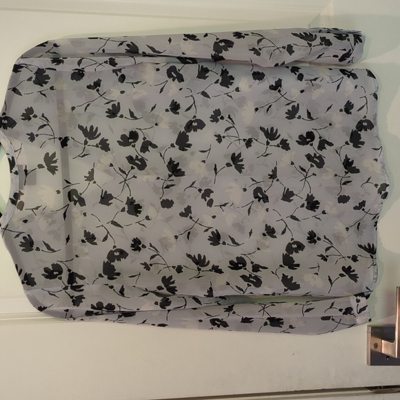 Ann Taylor  & The Limited - set of 2 Floral blouses in XS or SP - Picture 4 of 9